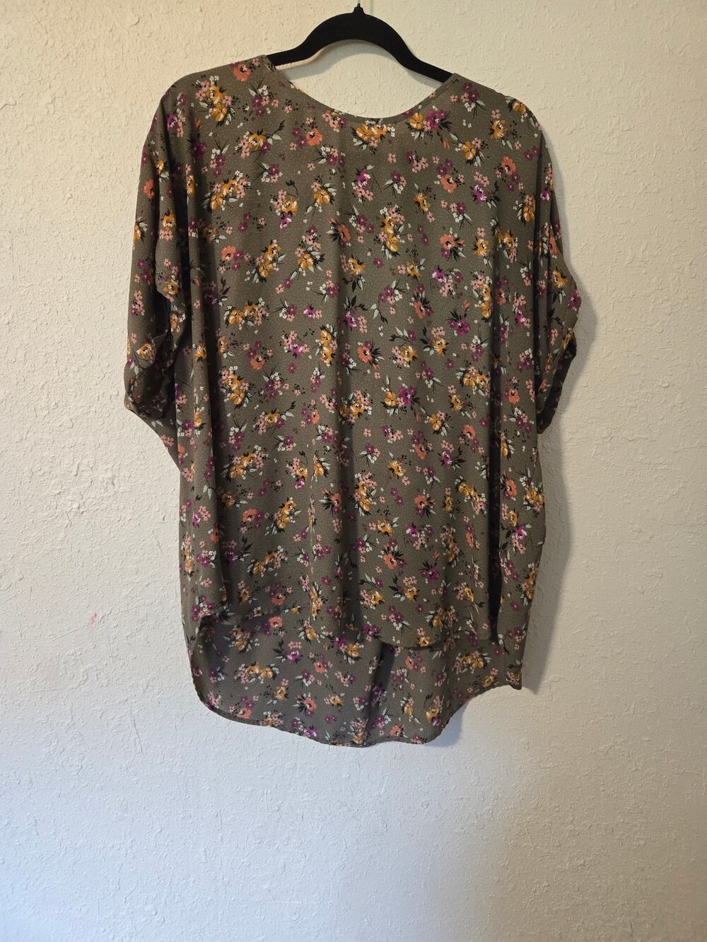 Maurices green floral zip back blouse